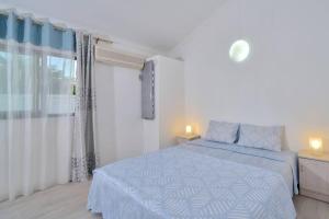Postel nebo postele na pokoji v ubytování Côte Ouest - VUE IMPRENABLE SUR LA MER - VILLA BELIFAGE BLEUE avec Piscine Privative + 9 fotografií