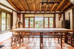 a large dining room with a large table and chairs at Apartamento Valverde II in Potes