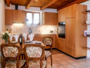 eine Küche mit einem Holztisch mit Stühlen und einem Esszimmer in der Unterkunft Casa Relax in Torre
