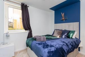 Кровать или кровати в номере Stylish 2 Bedroom Apartment in Edinburgh - Parking