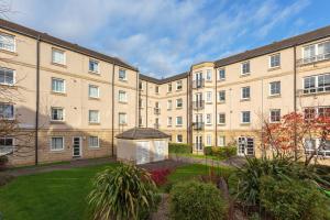 an apartment building with a garden in the courtyard at Stylish 2 Bedroom Apartment in Edinburgh - Parking in Edinburgh