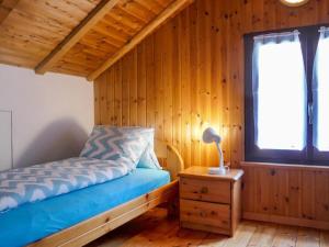 Schlafzimmer mit einem Bett und einem Fenster in der Unterkunft Casa Relax in Torre