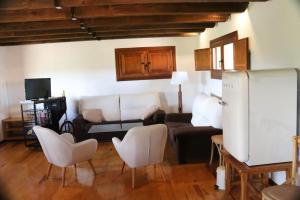 モラ・デ・ルビエロスにあるLa Vereda ONLY ADULTSのリビングルーム(ソファ、椅子、テレビ付)