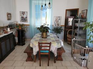Una cocina con una mesa con una planta encima. en Casa Maria, en Vico