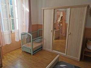 Habitación para bebés con cuna y espejo en Casa Maria, en Vico 13 fotos más