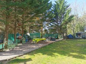 Un parque con una mesa y sillas y árboles. en Casa Maria, en Vico