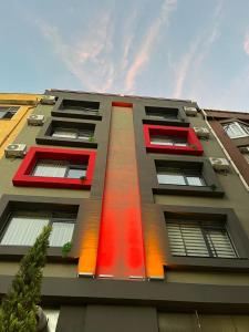 een hoog gebouw met rode en oranje ramen bij Thalia Suites Hotel in Istanbul