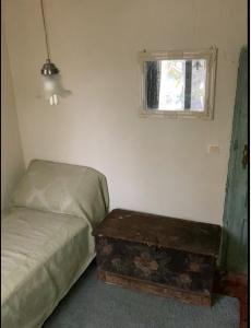 um pequeno quarto com uma cama e uma mesa em Стаи за гости "Maroli House 2" 