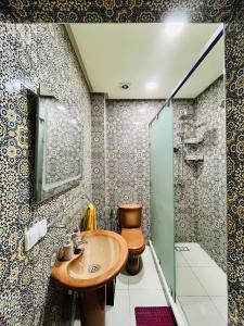 a bathroom with a sink and a toilet at Joli appartement avec patio, parking et toit terrasse Nice apartment with patio, parking and rooftop in Marrakesh