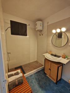 La salle de bains est pourvue d'un lavabo et d'une douche avec un miroir. dans l'établissement Casa Uwe, El Remo, à Puerto Naos
