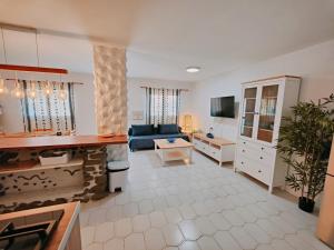 - un grand salon avec un canapé bleu dans l'établissement Casa Uwe, El Remo, à Puerto Naos