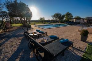 Bazén v ubytování Villa Tara ZadarVillas nebo v jeho okolí