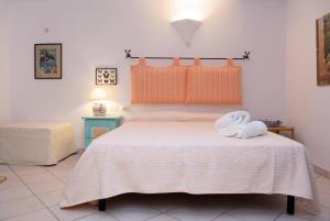 a bedroom with a bed with two towels on it at villa fronte mare in Cannigione