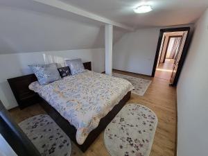 Casa Dragomir في Plaiu Şarului: غرفة نوم مع سرير وسريرين