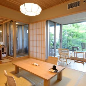 sala de estar con mesa y sillas en Hakone Gora Byakudan, en Hakone