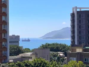 Un grand navire dans l'eau derrière certains bâtiments dans l'établissement 悠花蓮民宿Unique Hualien, à Hualien