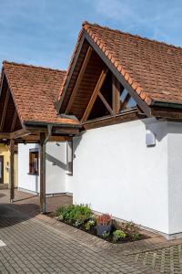 a white house with a red roof at Hiesli am Goethebrunnen Ferienwohnung in Albersbach