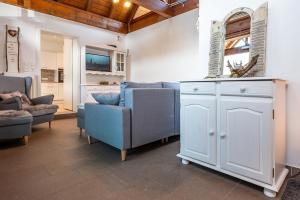 a living room with two chairs and a couch at Hiesli am Goethebrunnen Ferienwohnung in Albersbach