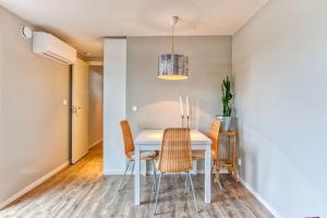 una sala da pranzo con tavolo e sedie bianchi di Stockholms home away from home a Stoccolma