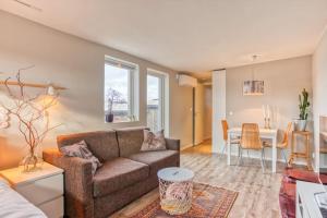 uma sala de estar com um sofá e uma mesa em Stockholms home away from home em Estocolmo