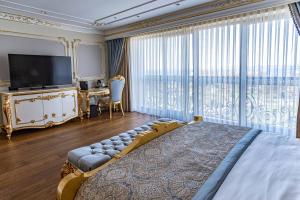 Un pat sau paturi într-o cameră la Dekalb Hotel Istanbul