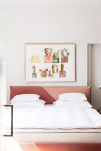 a bedroom with two beds and a picture on the wall at Kai 36 - Hotel zwischen Fels und Fluss in Graz