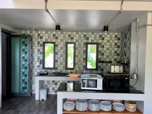 Atom Phuket Hotel -SHA Plus的厨房或小厨房