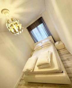 - un petit lit dans une petite chambre avec fenêtre dans l'établissement Apartment In Most Pop-ular Area Nørrebro, à Copenhague