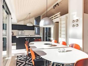 Bøjdenにある10 person holiday home in Faaborgのキッチン、ダイニングルーム(白いテーブル、オレンジの椅子付)