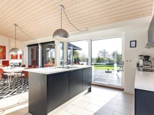 eine offene Küche mit einer Kücheninsel in einem Haus in der Unterkunft 10 person holiday home in Faaborg in Bøjden