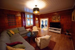 ein Wohnzimmer mit einem Sofa und einem TV in der Unterkunft The house of Mattis in beautiful Innvik in Innvik