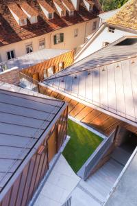 an overhead view of a building with a yard at Kai 36 - Hotel zwischen Fels und Fluss in Graz