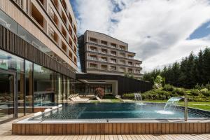 una piscina di fronte a un edificio di Falkensteiner Hotel Schladming Superior a Schladming