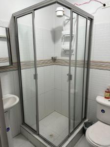 uma cabina de duche na casa de banho com WC em Apartamento Acogedor Samuel y Bella em Bogotá