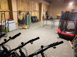 a room with a tennis net in a gym at Ókerka Vendégház in Csesztreg