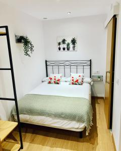 1 dormitorio con 1 cama grande con almohadas rojas en Acogedor estudio en Pontedeume, en Puentedeume