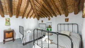 Posteľ alebo postele v izbe v ubytovaní Huerta La Lapa Cañete la Real by Ruralidays