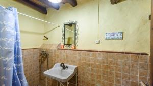 Kúpeľňa v ubytovaní Huerta La Lapa Cañete la Real by Ruralidays