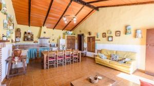 sala de estar con sofá y mesa en Huerta La Lapa Cañete la Real by Ruralidays, en Cañete la Real