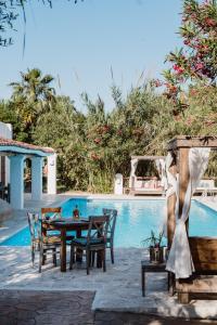 Bazén v ubytování Can Vistabella Boutique Resort nebo v jeho okolí