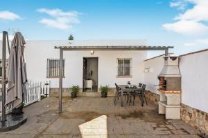 patio con tavolo e forno per pizza di Casa Pablo a Hozanejos