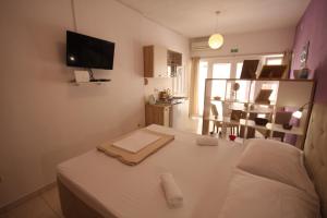 mały pokój z łóżkiem i salonem w obiekcie Apartment Antonio w mieście Jezera