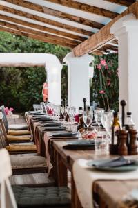 Un restaurante o sitio para comer en Can Vistabella Boutique Resort