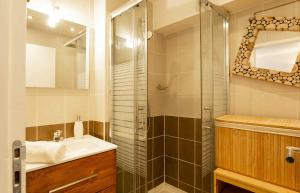 La salle de bains est pourvue d'un lavabo et d'une douche en verre. dans l'établissement Joli T2 industrie hyper centre Annecy, à Annecy