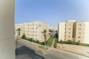 King Abdullah Economic Cityにあるللعائلات Suite Home at KAEC شقة بأثاث فندقي مدينة الملك عبدالله الإقتصاديةの建物のある街並み