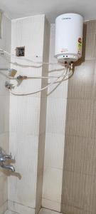 eine Dusche im Bad mit einem Wassertank in der Unterkunft Hotel Shree in Indore
