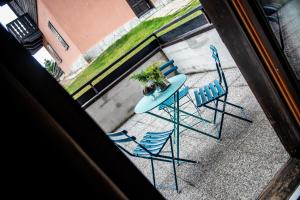 due sedie e un tavolo con una pianta sopra di Appartamento Abete a Livigno