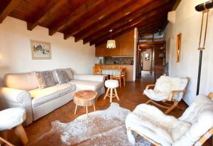 A seating area at Charmant appartement au coeur de Vercorin