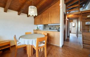 a kitchen and dining room with a table and chairs at Charmant appartement au coeur de Vercorin in Vercorin