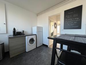 Kuchyňa alebo kuchynka v ubytovaní Nouveau! Appartement vue mer 180° et place parking + 8 fotografií